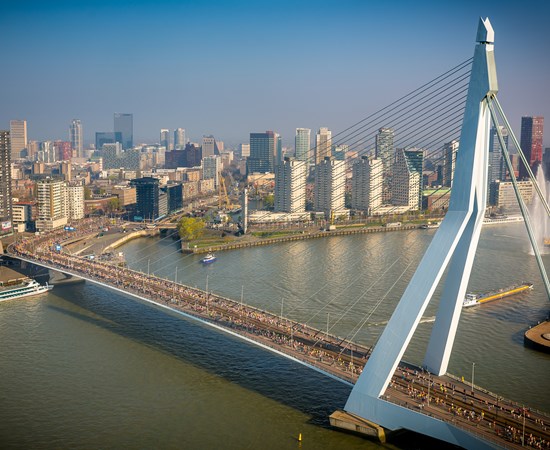Nieuwe rol iconische Erasmusbrug bij 38e NN Marathon Rotterdam