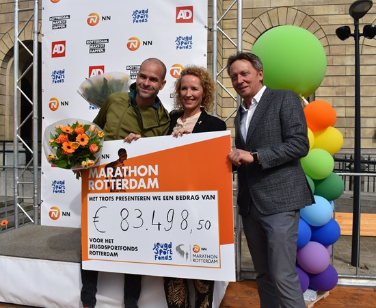 Deelnemers NN Marathon Rotterdam halen 83.498,50 euro op voor Jeugdsportfonds