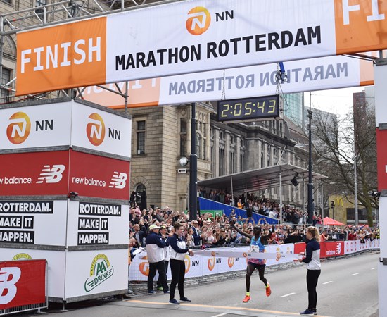 Debutant Kenneth Kipkemoi wint na een spannende race de 38ste NN Marathon Rotterdam