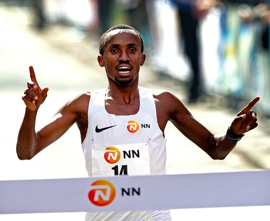 Nederlands recordhouder Abdi Nageeye aan de start van 39e NN Marathon Rotterdam