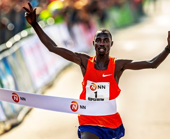 Marius Kipserem wil opnieuw de zege, een pr en parcoursrecord bij 40ste NN Marathon Rotterdam